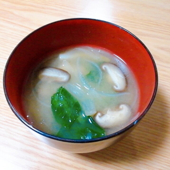 玉ねぎと椎茸と小松菜の味噌汁